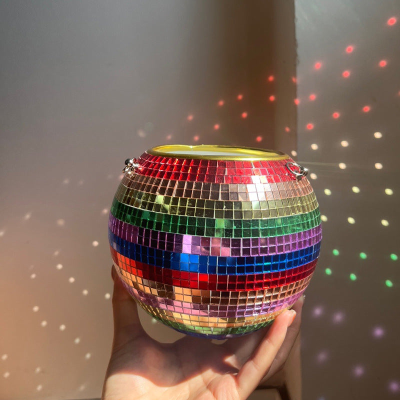 Bola de disco espejada colgada con cadena junto a la ventana